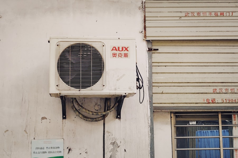 Wall-mounted split air conditioning unit